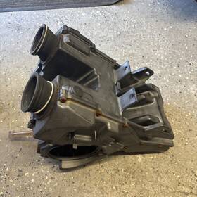 T2208056 Triumph Bonneville 900 2001-2006 Oem Airbox Assembly Carb Only