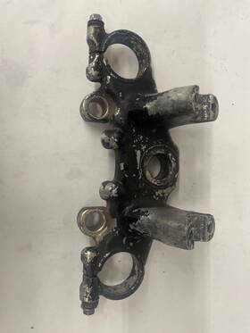 1aa-23435-00-38 Yamaha 1985 Xj700 Xj 700 N Maxim Steering Stem Top Crown